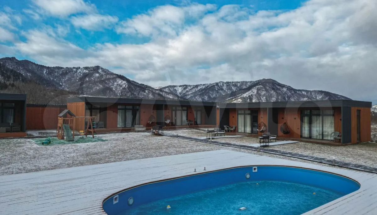 Базу отдыха с бассейном на фоне гор продают в Республике Алтай. Фото - Толк