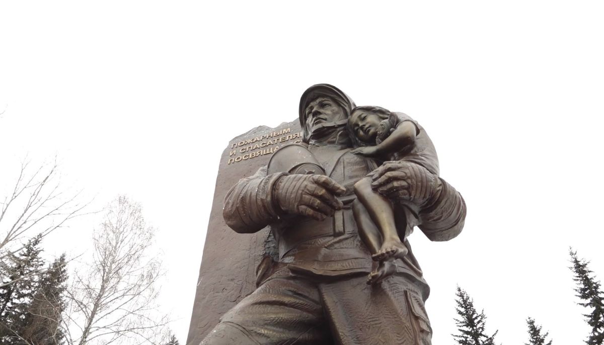 Героическая профессия: памятник пожарным и спасателям открыли в Горно-Алтайске