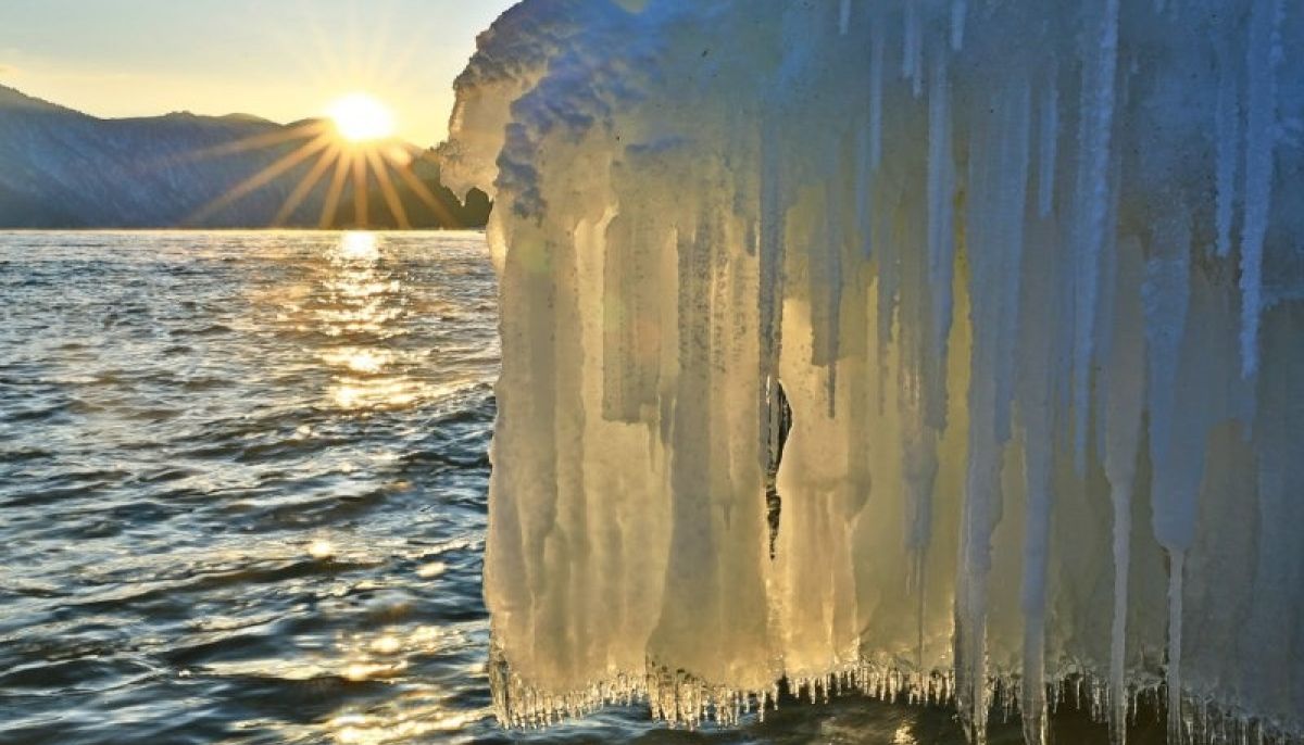 На Телецком озере запечатлели завораживающие ледяные композиции - Толк